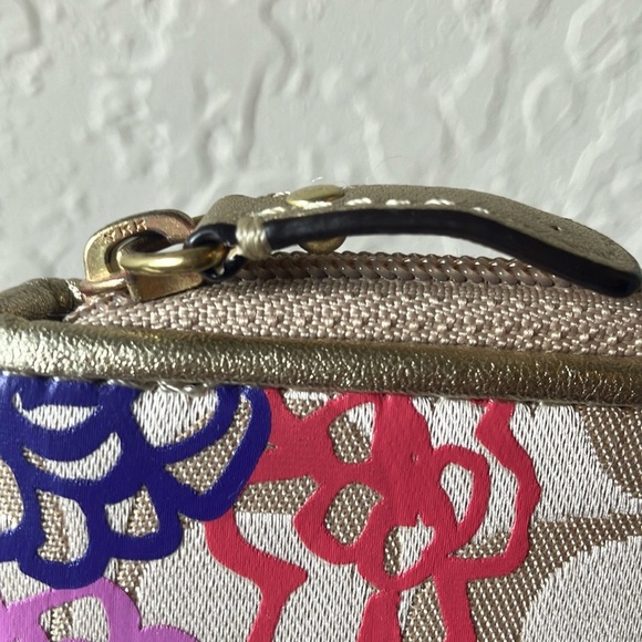 Coach: Floral Print Zip Reader Holder- Gold Tone - Picture 3 of 16